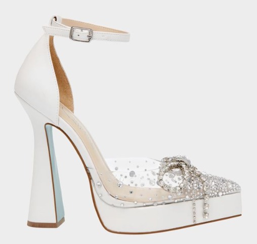 Accessoires et chaussures Betsey Johnson pour un style audacieux et f&eacute;minin au quotidien