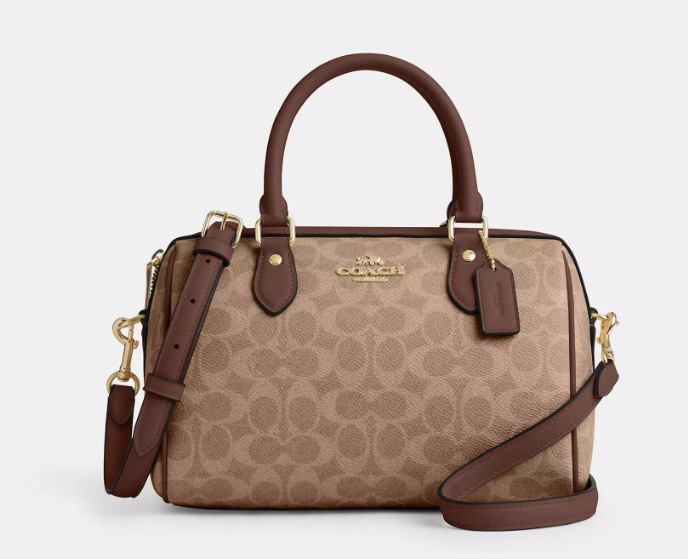 Coach est une marque de sacs et vêtements pour femmes qui allie élégance et qualité au quotidien